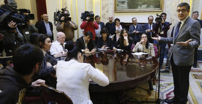 El presidente del Congreso, Patxi López, durante la rueda de prensa que ha ofrecido  tras reunirse con el secretario de Estado de Relaciones con las Cortes, José Luis Ayllón. EFE/Fernando Alvarado