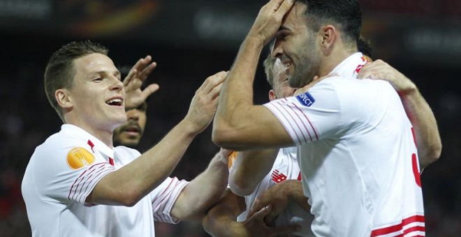 Los jugadores del Sevilla celebran un gol ante el Basilea. EFE/José Manuel Vidal