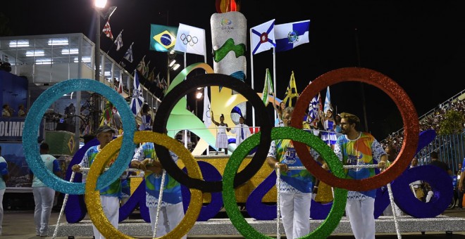 Los aros olímpicos en el desfile del carnaval de Río de Janeiro./AFP