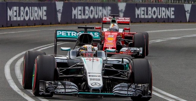 Lewis Hamilton en la calificación del GP de Australia, seguido por Sebastian Vettel. /EFE