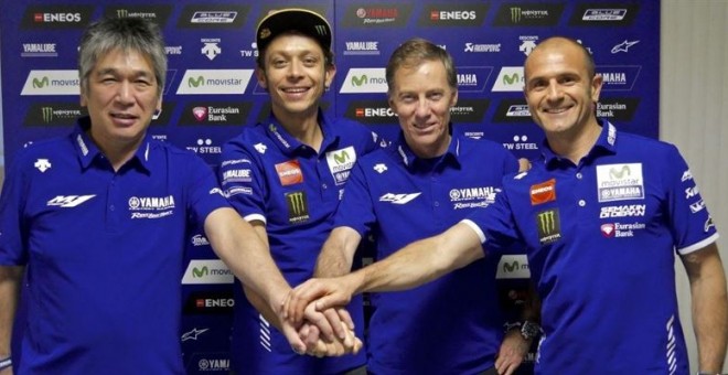 Rossi celebra con el equipo de Yamaha su renovación.