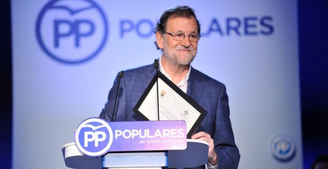 El presidente del Gobierno en funciones y del PP, Mariano Rajoy, durante su intervención en la clausura de acto de Nuevas Generaciones celebrado hoy en Toledo en vísperas de que se cumplan tres meses de las pasadas elecciones generales. /EFE