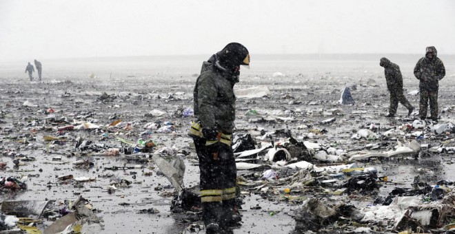 Bomberos, en las inmediaciones donde se ha estrellado el avión ruso. EFE