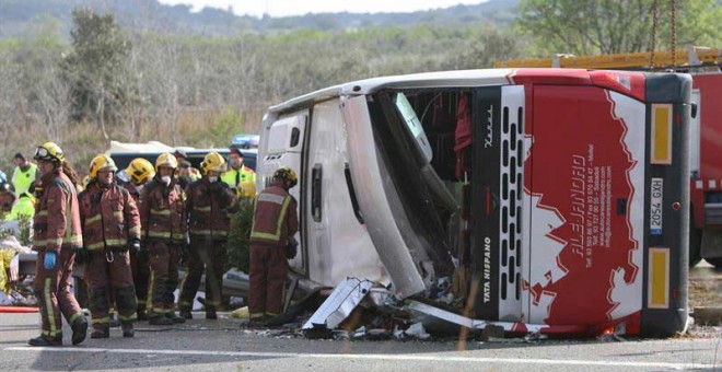 Un total de 14 personas han fallecido esta mañana al chocar un autocar contra un vehículo en la autopista AP-7. / JAUME SELLART (EFE)