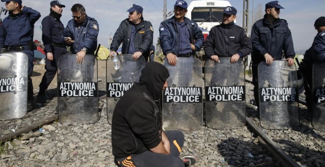 Atienden en Idomeni a 13 personas por agresiones supuestamente causadas por las fuerzas de seguridad. /REUTERS