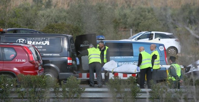 En la imagen, personal del servicio funerario traslada a uno de los fallecidos. EFE/Jaume Sellart