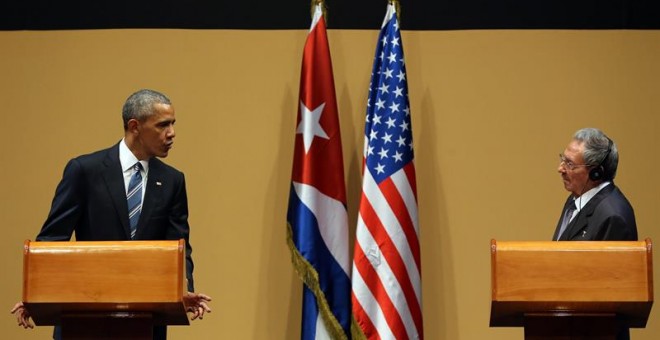 El presidente de Cuba Raúl Castro (d) y el presidente de Estados Unidos Barack Obama (d) participan hoy, lunes 21 de marzo de 2016, de una rueda de prensa en el Palacio de la Revolución en La Habana (Cuba). EFE/ALEJANDRO ERNESTO