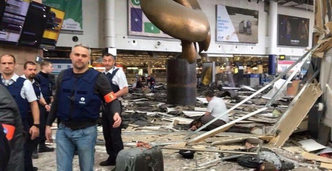 El techo del aeropuerto se ha venido abajo por las explosiones atrapando a varias personas .- TWITTER @lourdesbaeza