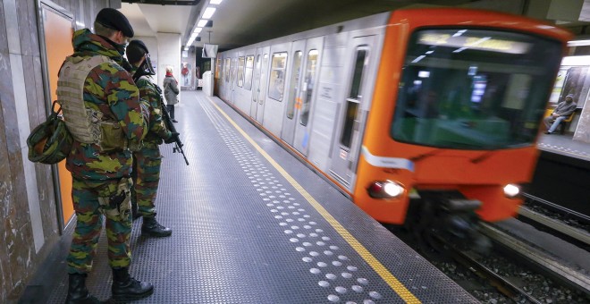 Soldados belgas patrullan en una estación de metro en Bruselas. REUTERS / Yves Herman