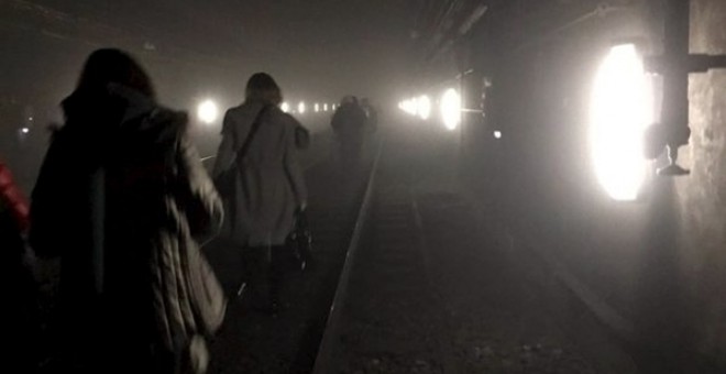 Varios pasajeros son evacuados de la estación de metro de Maelbeek donde explosionó uno de los artefactos.  Imagen de @OSOSXE para Reuters.