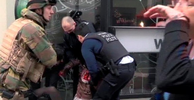 Agentes de Policía atienden a una mujer en el lugar de la explosión en la estación de metro de Malbeek, el barrio europeo de Bruselas. EFE