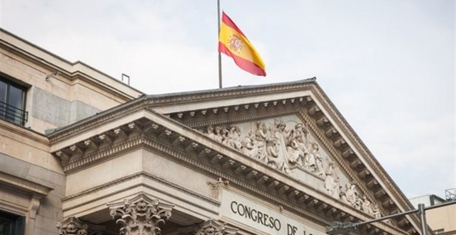 La bandera de España en el Congreso ondea a media asta tras los atentados de Bruselas./EUROPA PRES