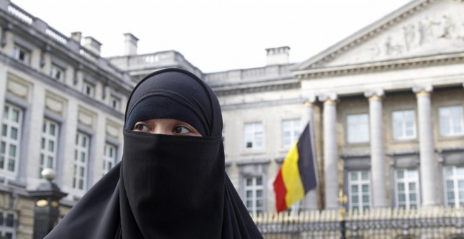 Una joven musulmana cubierta con niqab en Bruselas.-REUTERS