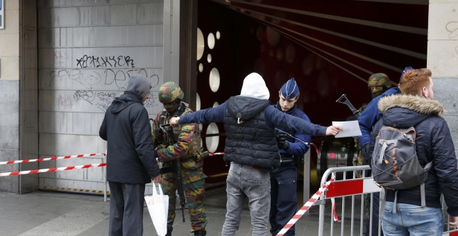 Las tropas belgas registran a los pasajeros que intentan acceder al metro. REUTERS/Francois Lenoir