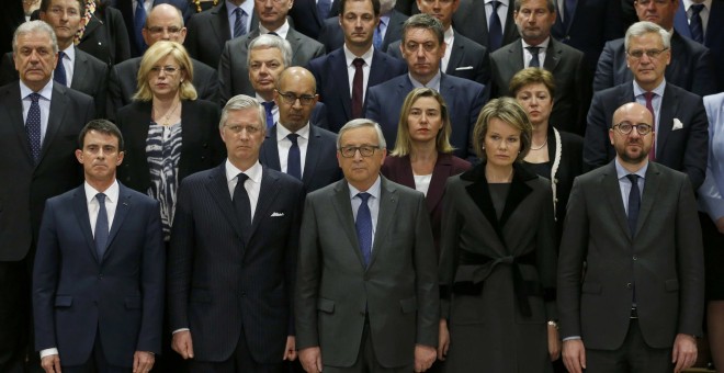 De izqda a dcha: El primer ministro francés, Manuel Valls; el rey Felipe de Bélgica; el presidente de la Comisión Europea, Jean-Claude Juncker; la reina Matilde de Bélgica; y el primer ministro belga, Charles Michel. REUTERS/Francois Lenoir