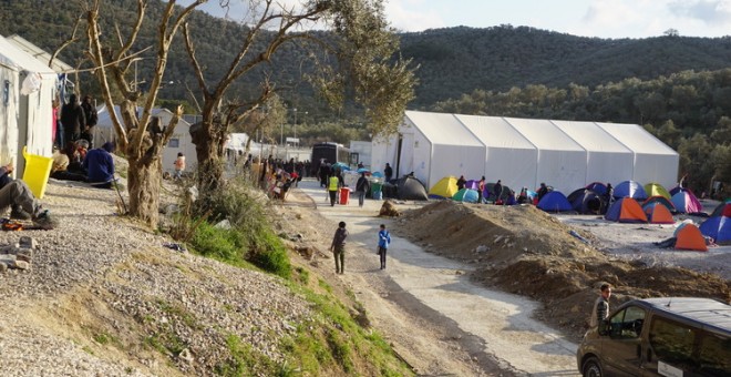 Istalaciones para alojar refugiados en el campo de olivos cercanos a Moria, Lesbos, donde ahora se retiene a los refugiados.,- BDFM