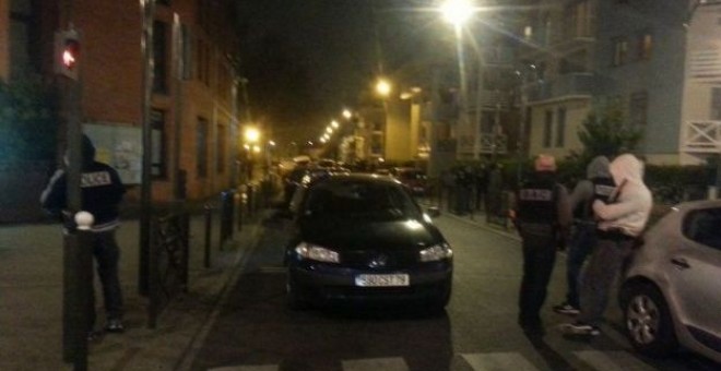 Operativo policial a las afueras de París en el que e ha detenido a un presunto terrorista listo para atentar.- LE PARISIEN