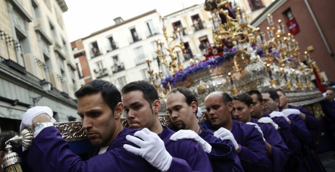 Costaleros cargando la figura de la hermandad 'Jesús el Pobre' durante una procesión en la Semana Santa en Madrid.- REUTERS / Andrea Comas