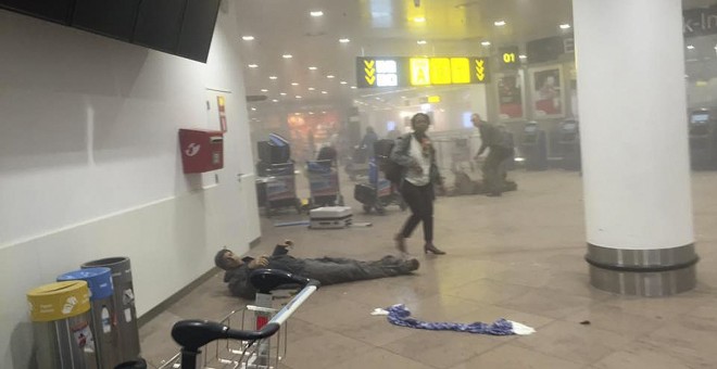 Un herido en el suelo tras las explosiones en el aeropuerto de Bruselas. REUTERS