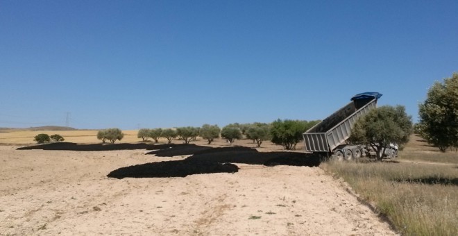 Un camión descargar toneladas de lodos sin tratar.- PÚBLICO