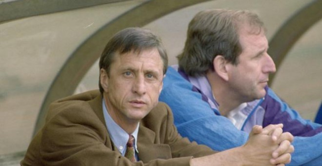 Johan Cruyff y Charly Rexach, en el banquillo del Camp Nou