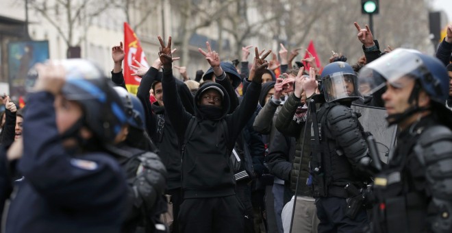 Estudiantes de secundaria y universitarios durante una protesta contra la reforma laboral del Gobierno francés en París.- REUTERS/Benoit Tessier