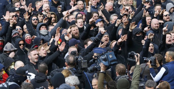 El grupo ultra en el momento de su irrupción en la manifestación en la plaza de la Bolsa de Bruselas. REUTERS/Yves Herman