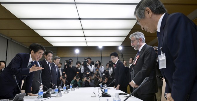 El primer ministro de Japón,  Shinzo Abe, en un reciente encuentro con el economista y Premio Nobel Paul Krugman. REUTERS/Franck Robichon