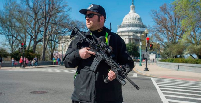 Un agente de seguridad del Capitolio, tras el tiroteo.- Michael Reynolds (EFE)
