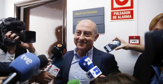 El todavía portavoz del PP en el Ayuntamiento de Valencia, Alfonso Novo, durante las declaraciones que ha realizado a los medios de comunicación.- EFE