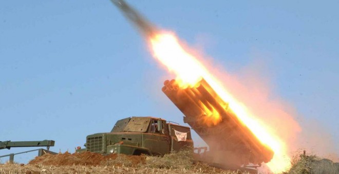 Fotografía cedida por un medio norcoreano del partido de los trabajadores, muestra un misil militar lanzado por Corea del Norte. EFE