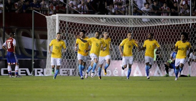 Los jugadores de Brasil celebran el gol del empate ante Paraguay logrado por Dani Alves. /EFE