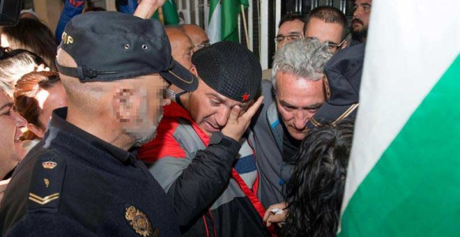 El edil de Jaén en Común (JeC) Andrés Bódalo (c) rompió a llorar al ser detenido esta mañana para su trasladado a prisión. / EFE