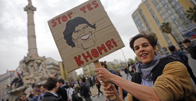 Un estudiante sostiene una pancarta contra la reforma laboral propuesta por la ministra francesa El Khomri, en la manifestación en Marsella. REUTERS/Jean-Paul Pelissier