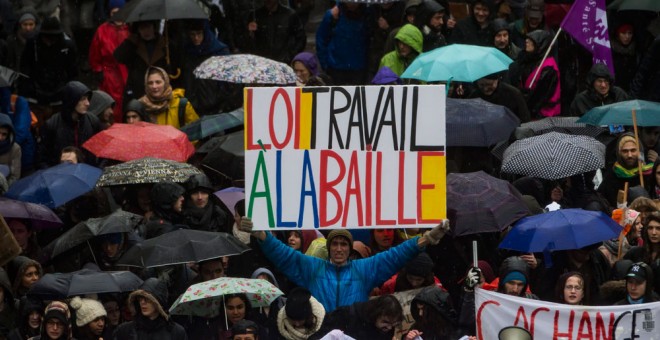 El jueves más de un millón de personas salieron a las calles en Francia en protesta por la reforma laboral del gobierno de Hollande. EFE