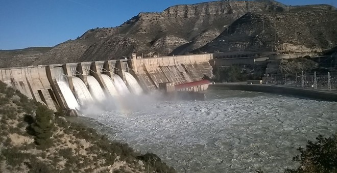 La central del pantano de Mequinenza produce 800.000 megawatios.hora de hidroelectricidad al año y la de Ribarroja, otros 750.000.