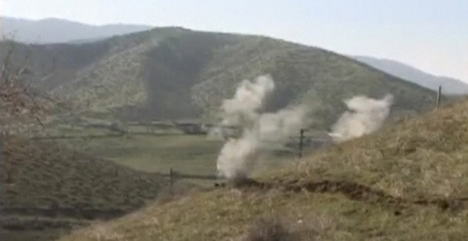 Imagen fija del Ministerio de Defensa región de Nagorno Karabaj muestra humo que se eleva después de los enfrentamientos entre las fuerzas de Armenia y Azerbaiyán en la región de Nagorno-Karabaj. /REUTERS