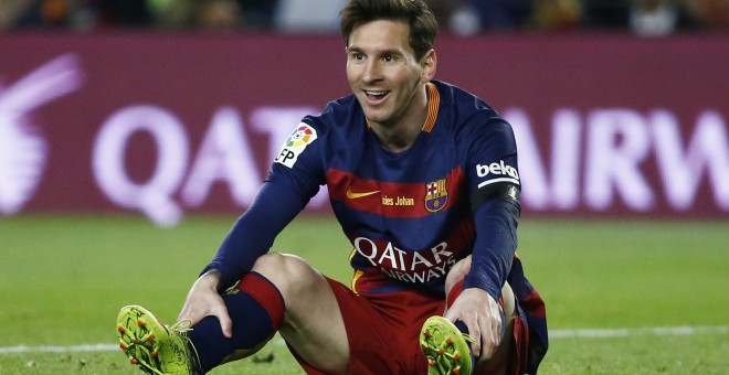 El jugador argentino del FC Barcelona, en el suelo tras un lance en el reciente partido contra el Real Madrid en el  Camp Nou. REUTERS / Juan Medina