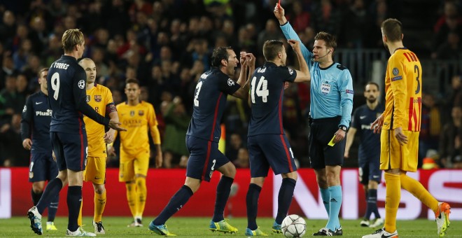 El árbitro expulsa a Fernando Torres ante las protestas de los jugadores del Atlético. - REUTERS