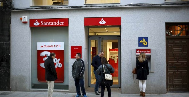 Varios clientes aguardan a que abra una oficina del Banco Santander en Ronda. / REUTERS