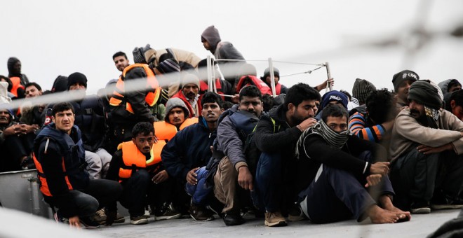 Inmigrantes y refugiados esperan para desembarcar en la isla de Lesbos. REUTERS