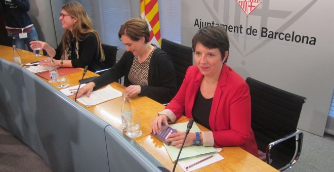 La alcaldesa de Barcelona, Ada Cola, con las tenientes de alcalde Laia Ortiz y Janet Sanz. E.P.