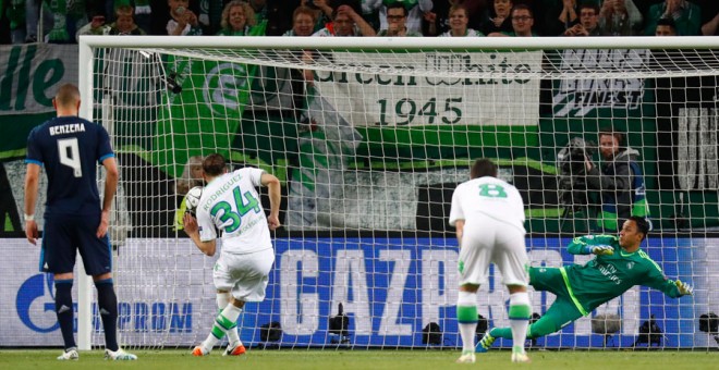Ricardo Rodríguez marca el primer gol para el Wolfsburgo ante el Madrid. Reuters / Kai Pfaffenbach