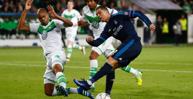 Cristiano intenta un remate durante el partido. Reuters / Kai Pfaffenbach