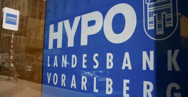 El logo del banco Hypo Landesbank Vorarlberg, en el escaparate de una sucursal en Viena. REUTERS/Leonhard Foeger