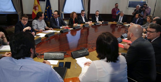 Vista general de la reunión de los equipos negociadores del PSOE,Podemos y Ciudadanos, celebrada esta tarde en el edificio del Congreso para explorar la posibilidad de negociar un acuerdo de gobierno. EFE/Paco Campos