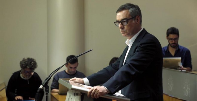 El vicesecretario general de Ciudadanos, José Manuel Villegas, durante la la rueda de prensa posterior a la reunión entre PSOE, Ciudadanos y Podemos para explorar la posibilidad de negociar un acuerdo de gobierno, hoy en el Congreso de los Diputados en l