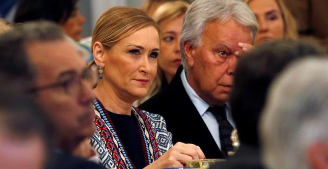 La presidenta de la Comunidad de Madrid, Cristina Cifuentes, junto al expresidente del Gobierno Felipe González durante el desayuno informativo organizado por Nueva Economía Fórum, que protagonizó el portavoz del PSOE en la Asamblea de Madrid, Ángel Gabil