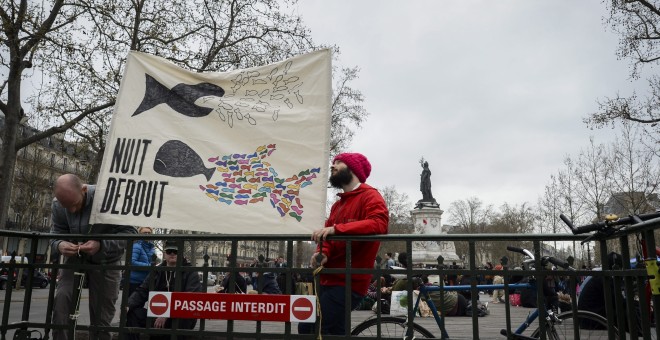 Concentración en la Plaza de la República de París celebrada en el marco del movimiento Nuit debout ('Noche en pie'). EFE/Jeremy Lempin