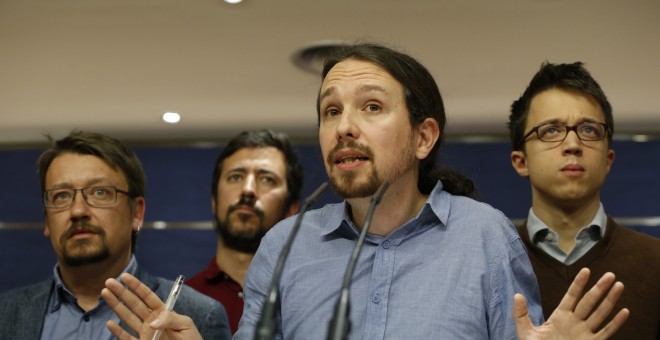 El líder de Podemos, Pablo Iglesias, acompañado del número dos, íñigo Errejón, durante la rueda de prensa que han ofrecido en el Congreso. EFE/Javier Lizón